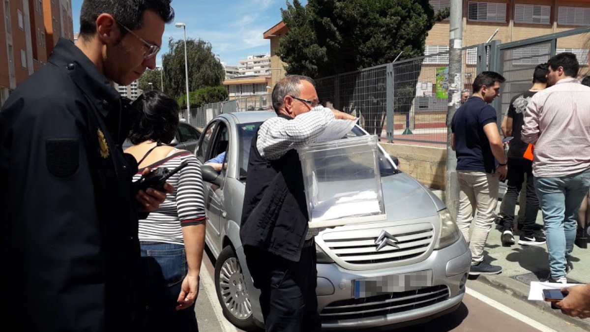 En el colegio Mar Mediterráneo, de la capital, las urnas han salido unos minutos del centro.