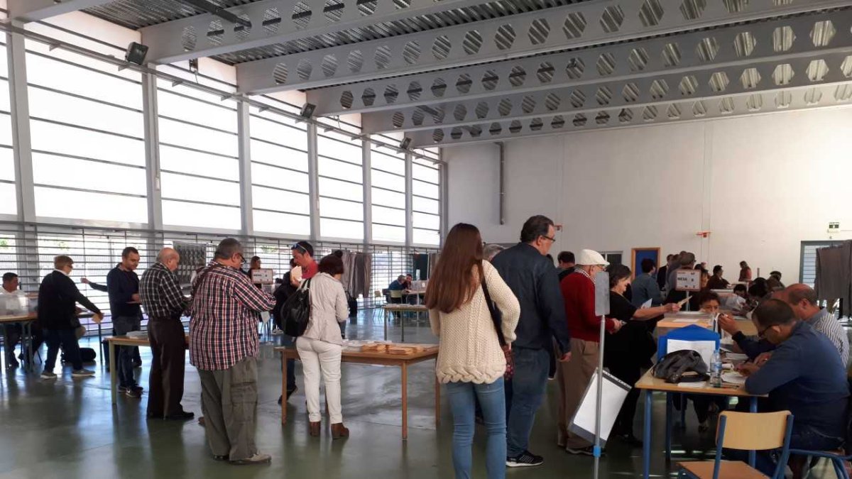 Votantes en el colegio Mar Mediterráneo.