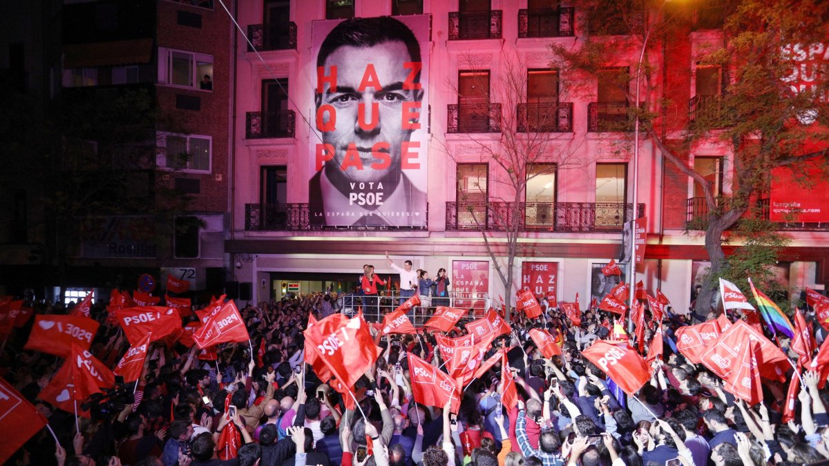 Pedro Sánchez en la puerta de la sede socialista en Madrid.