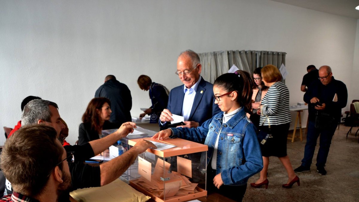 Gabriel Amat ejerció el derecho a voto con su nieta.