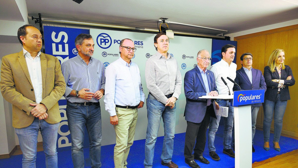 Caras serias de candidatos y dirigentes del PP.