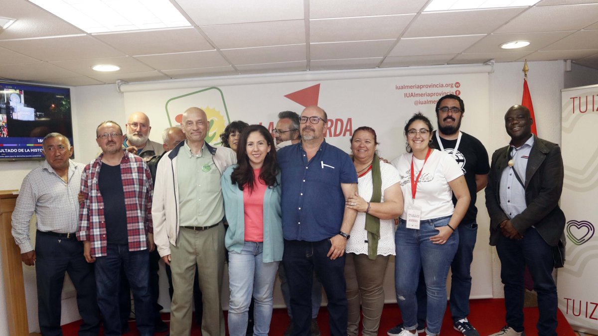 Candidatos y responsables de la lista de Unidas Podemos en Almería anoche.