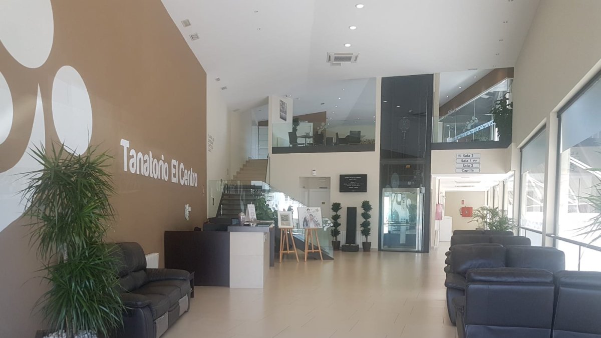 Tanatorio El Centro, ubicado en la Carrera del Doctoral, 16, Almería, cuenta con más de mil metros cuadrados de instalaciones.