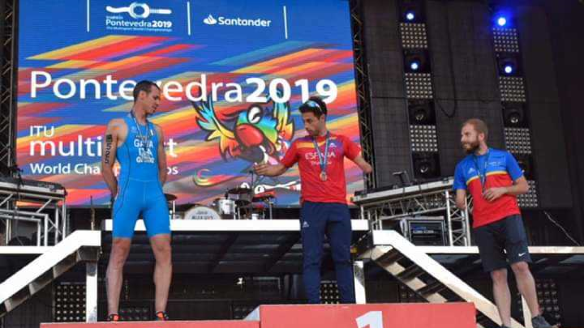 Jairo Ruiz con la medalla de oro.