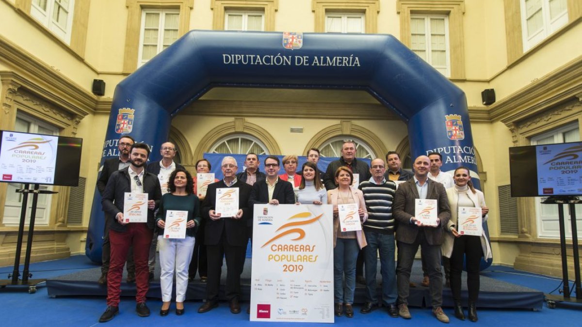 Ángeles Martínez con los alcaldes de los municipios que participan en el circuito.