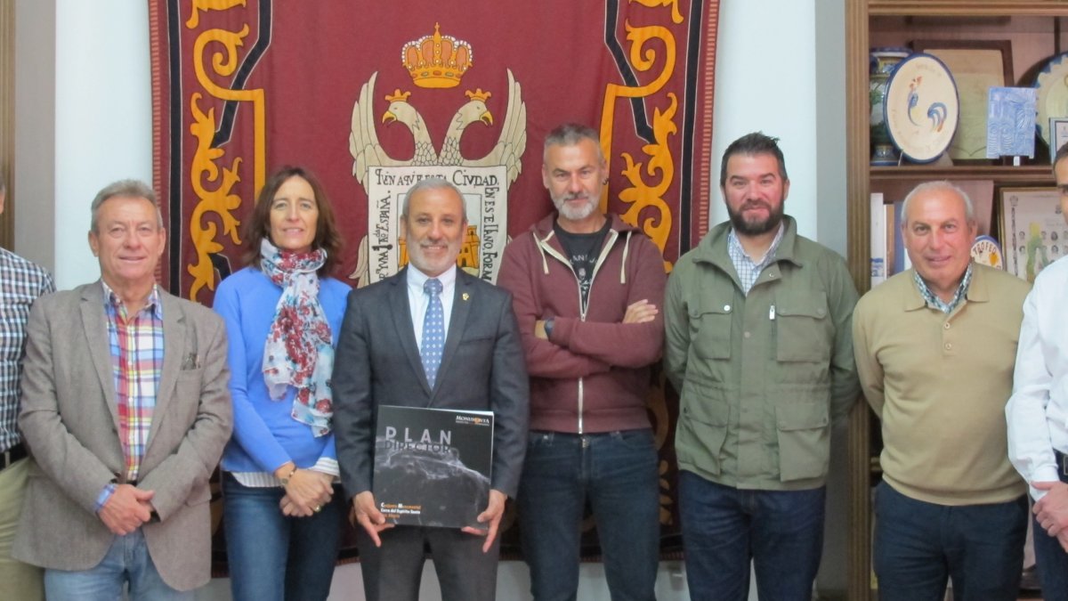 Acto de entrega del proyecto del cerro al Ayuntamiento.