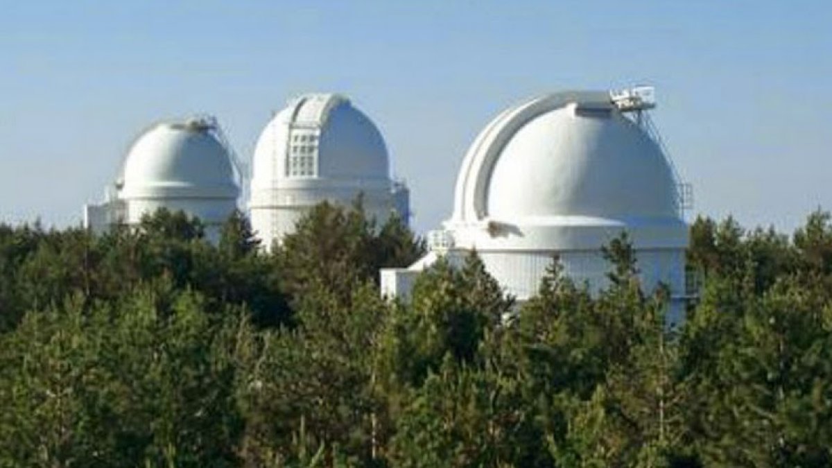 Cúpulas de los tres telescopios del observatorio de Calar Alto.