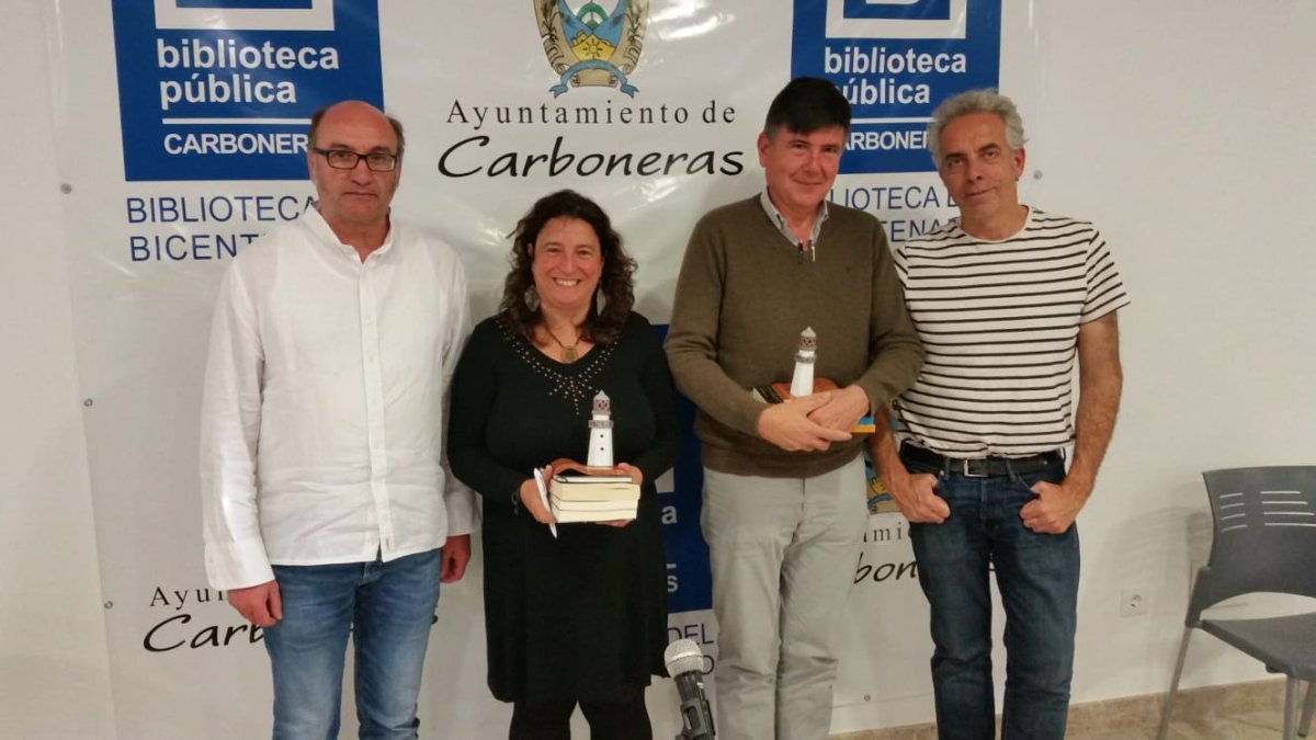 El exministro Manuel Pimentel, con los organizadores y su presentadora.