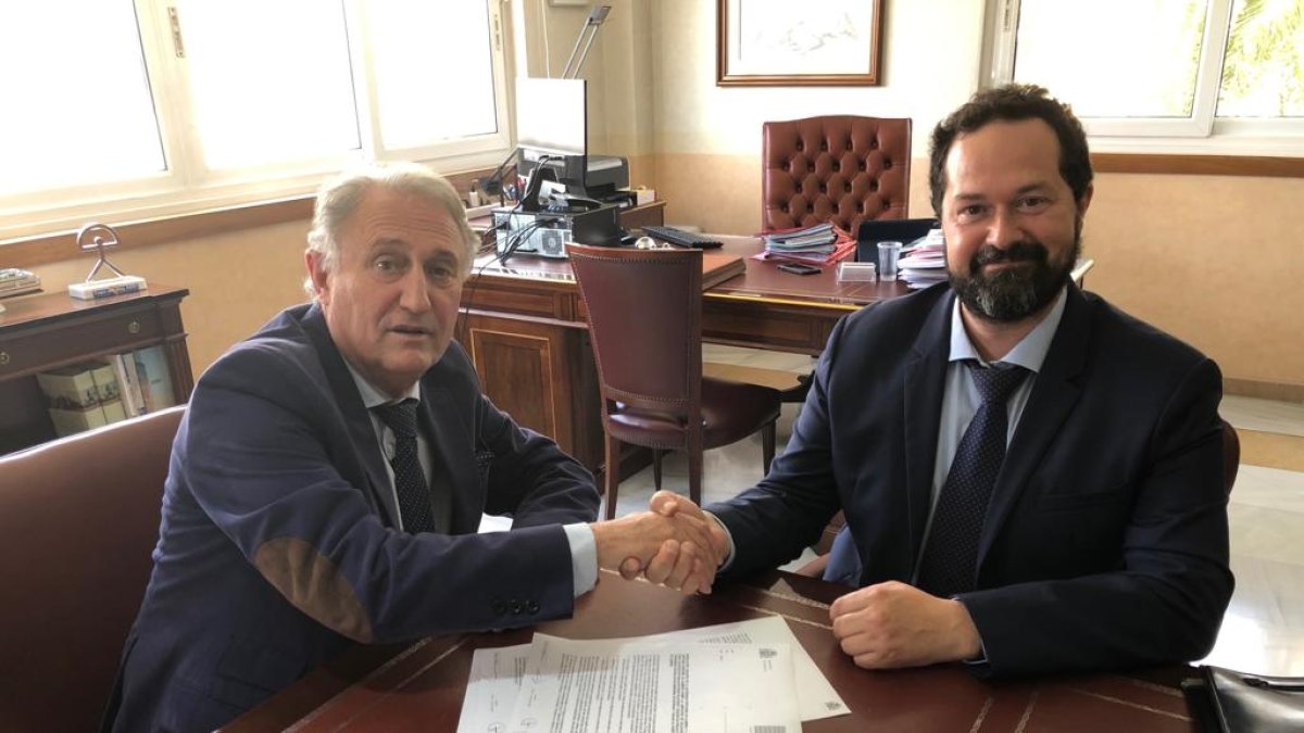 Jesús Caicedo, presidente de la Autoridad Portuaria, y José Aranda, capitán marítimo, tras firmar la resolución.
