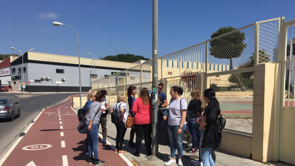 Algunas de las madres de alumnos que han protestado este martes.