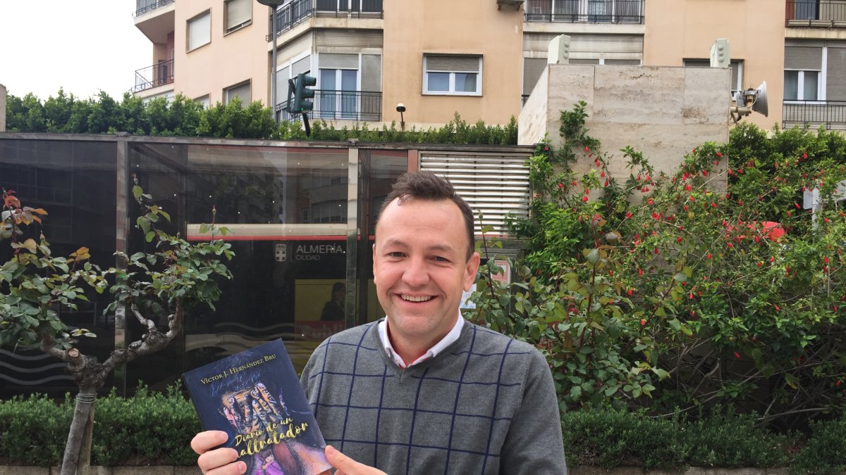 Víctor J. Hernández Bru sostiene un ejemplar de ‘Diario de un maltratador’.