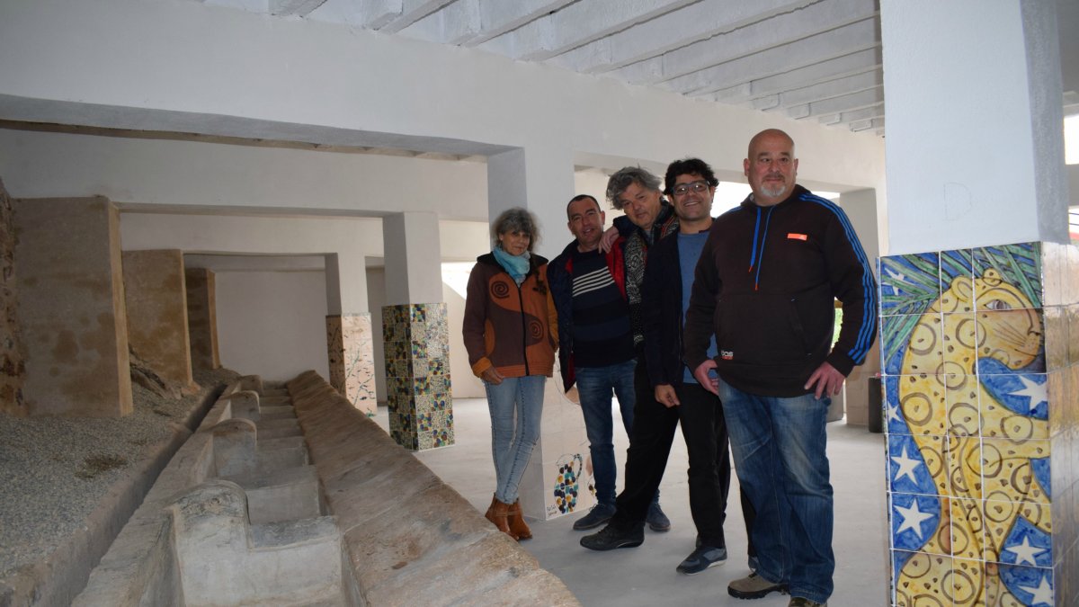 Los cuatro artesanos con el concejal Alexis Pineda, en el Lavadero de la Artesanía.