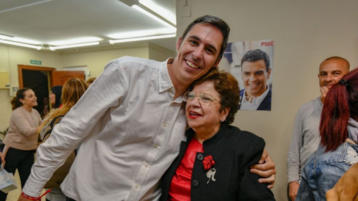 José Simón, abrazando a la delegada del Gobierno en Ceuta, tras su triunfo del domingo. Foto de Antonio Sampere