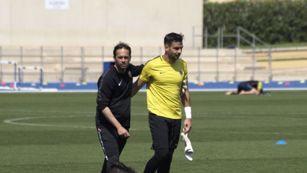 Fran abraza a René al concluir el entrenamiento.