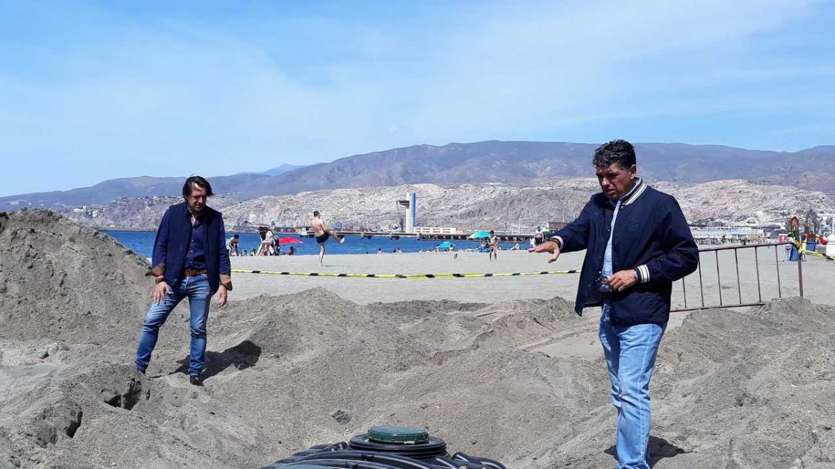 Los ediles de Ciudadanos inspeccionan una de las zanjas abiertas en El Zapillo.