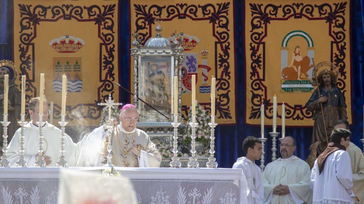 Momento de la Bendición del Altar por el Obispo de Almería.
