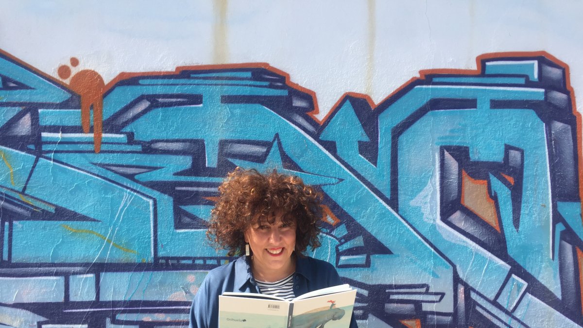 Carmen F. Agudo sujeta un ejemplar de ‘Tarde en el acuario’.