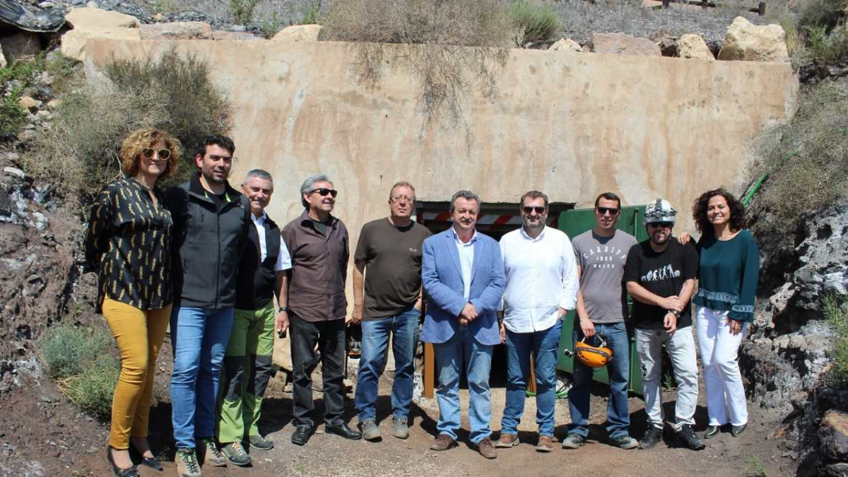 Foto de familia de los visitantes a la Mina Rica.