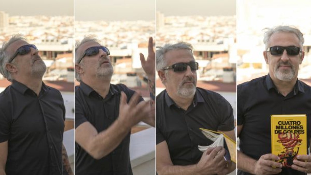 Enric Jiménez juega con su libro.