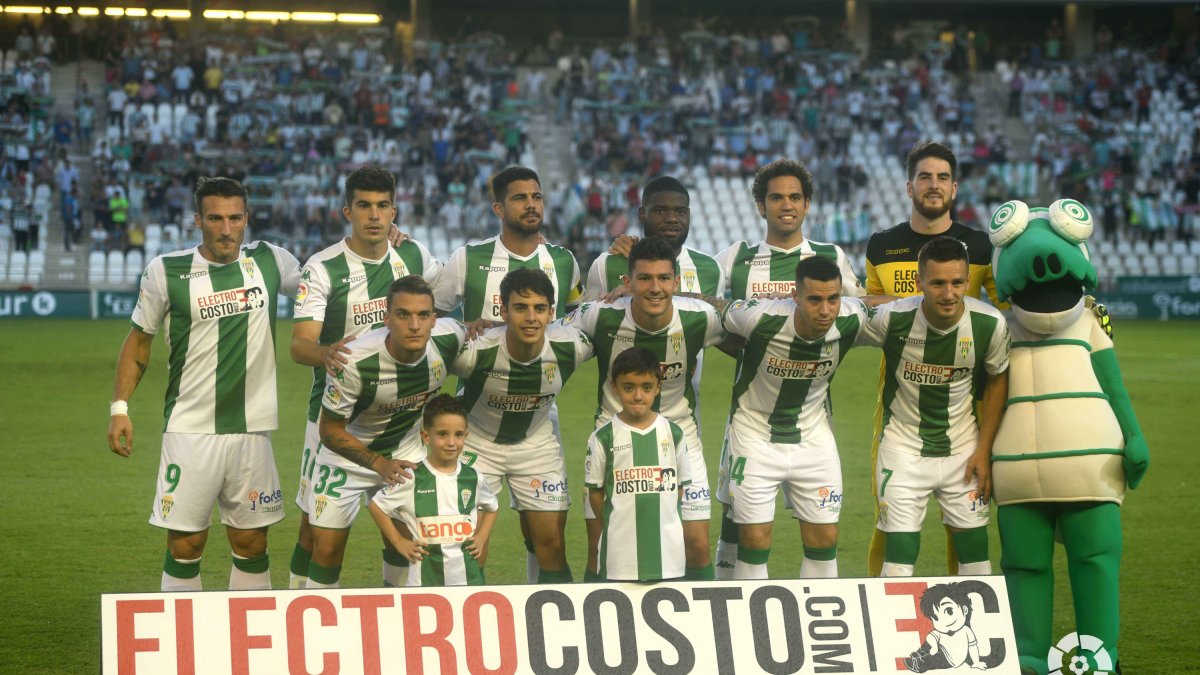 Piovaccaria con el Córdoba, primero de pie de izquierda a derecha.