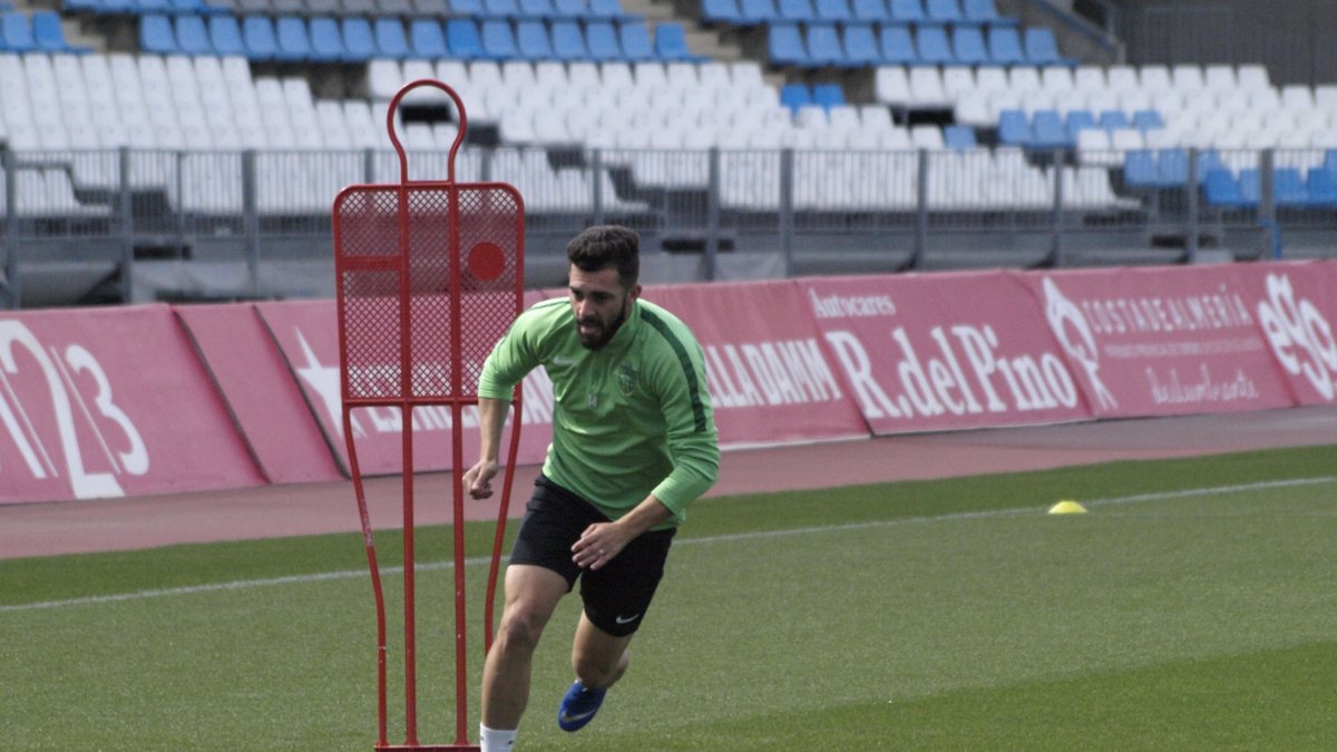 Luis Rioja entrenando con el grupo este jueves.