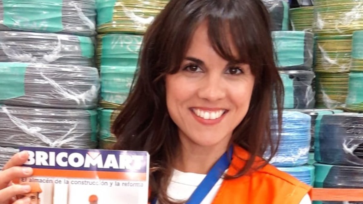 Irene Bermudo, de Bricomart, mostrando el catálogo 2019.