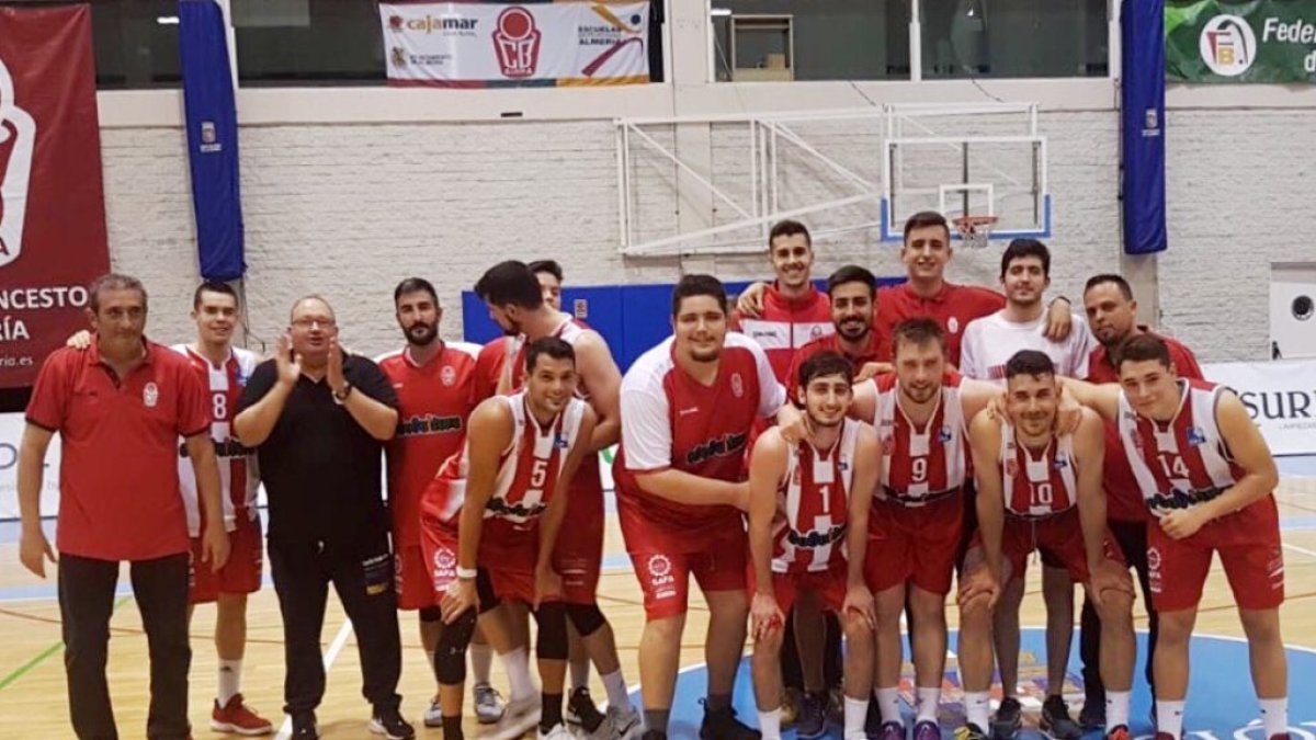La plantilla del CB Almería en la pista del Moisés Ruiz.
