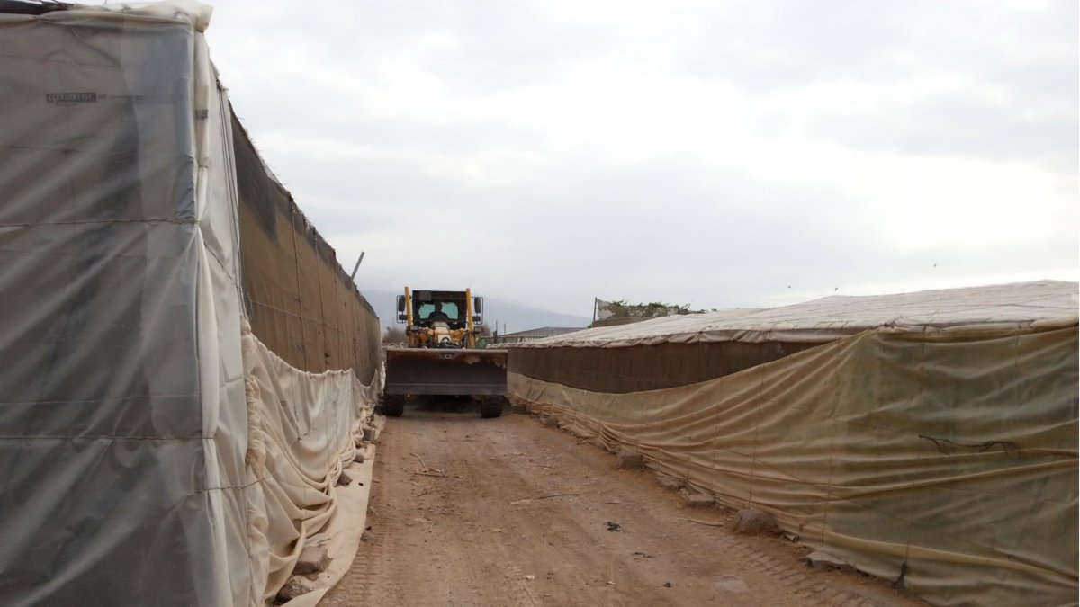 Un tractor trabaja en el arreglo de un camino de Roquetas.