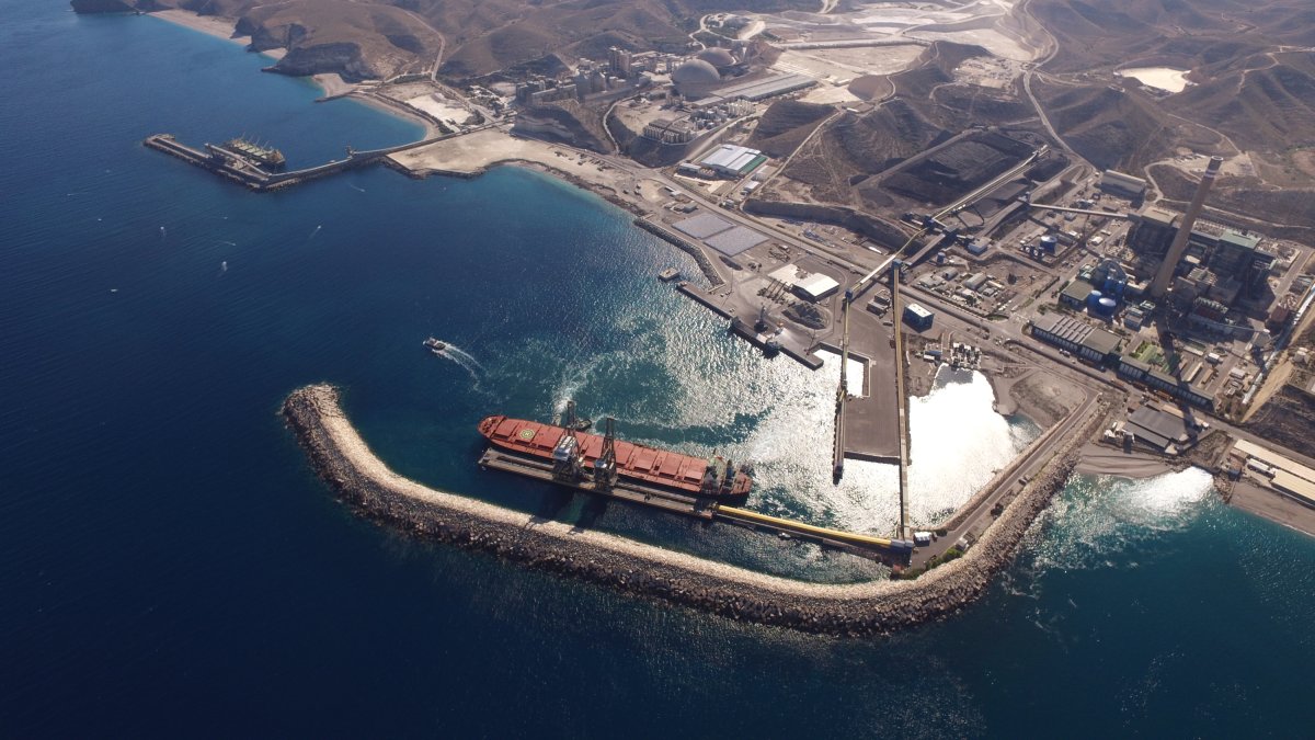 El mineral granadino de Alquife está previsto que llegue en camiones al Puerto.