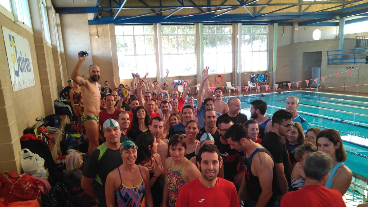 Más de 100 nadadores.