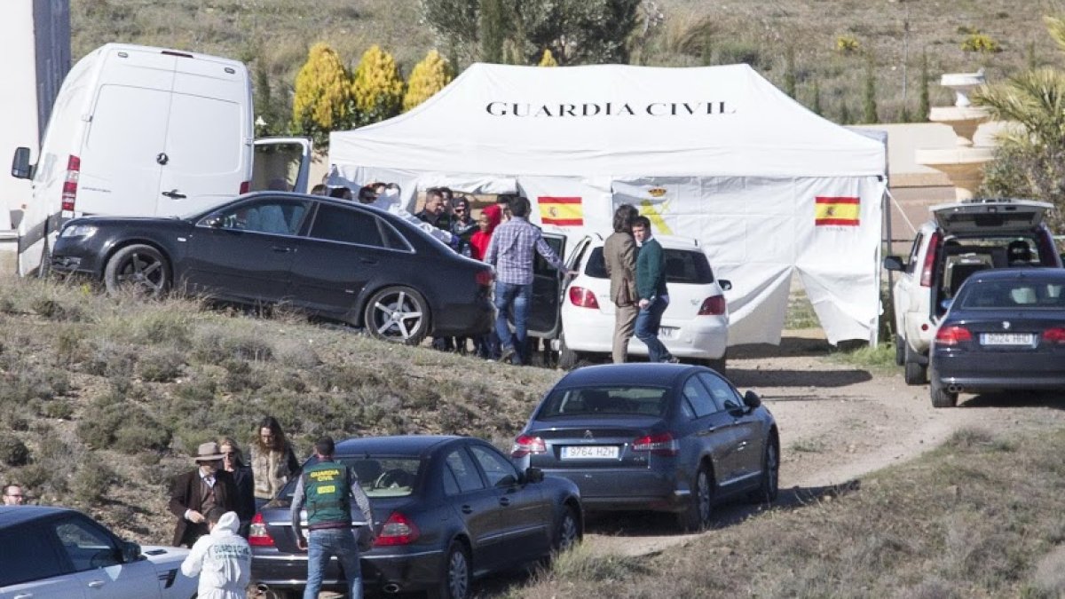 La acusada, vestida de rojo arriba, y el juez instructor y la fiscal abajo.