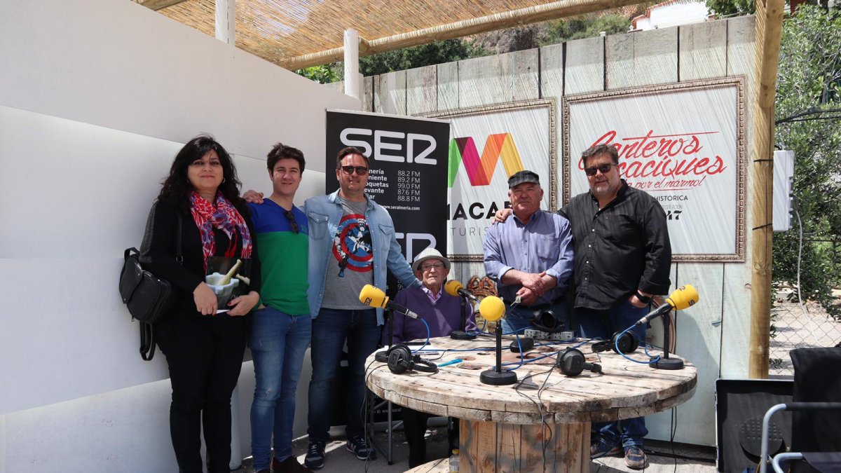 El equipo de la SER con históricos canteros, el alcalde y la experta en gastronomía local.