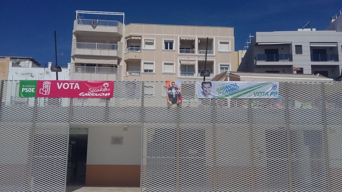 Algunas de las pancartas que se mantienen en el pueblo, en las que se pide el voto.