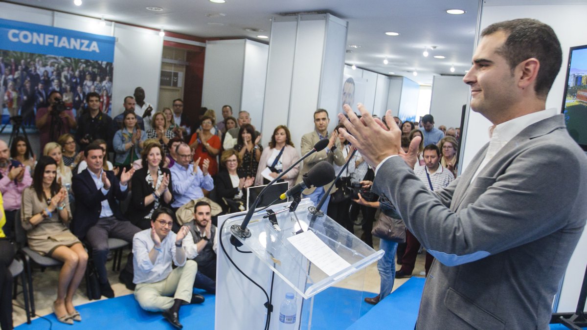 Fernández-Pacheco en la inauguración de la sede electoral.