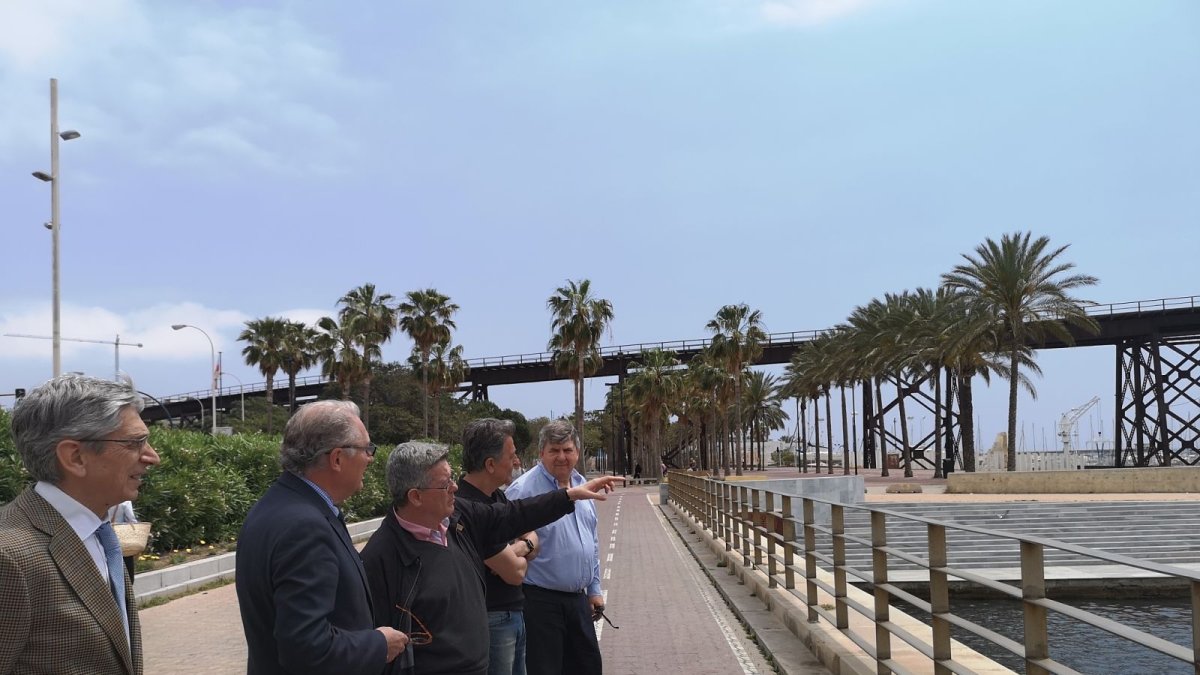 Visita del presidente del Puerto y de Ramón de Torres a la zona del Cable.