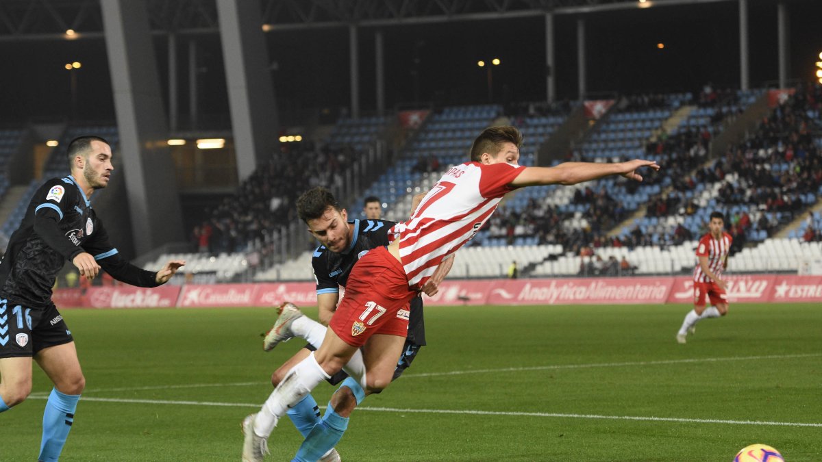 Corpas en una jugada del partido de la primera vuelta.