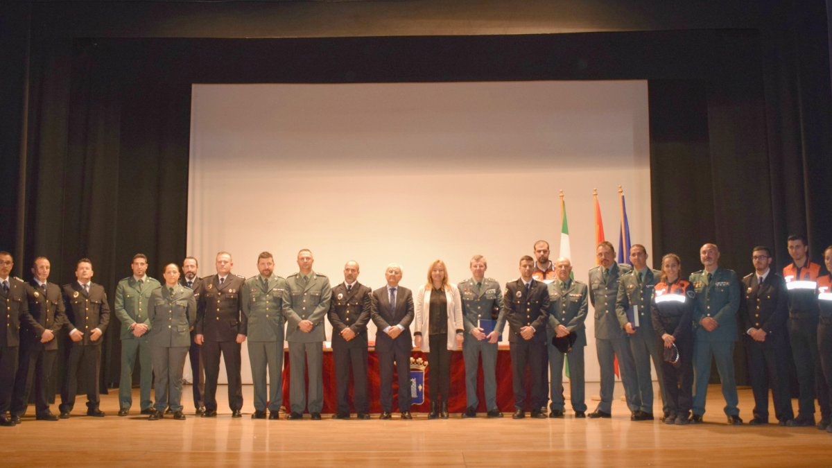 Foto de familia de la alcaldesa junto a las fuerzas de seguridad.