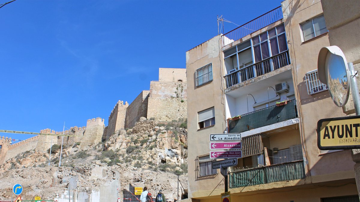 La primera fase de las obras no ha incluído al edificio de cuatro plantas que rompe la armonía de todo el entorno.