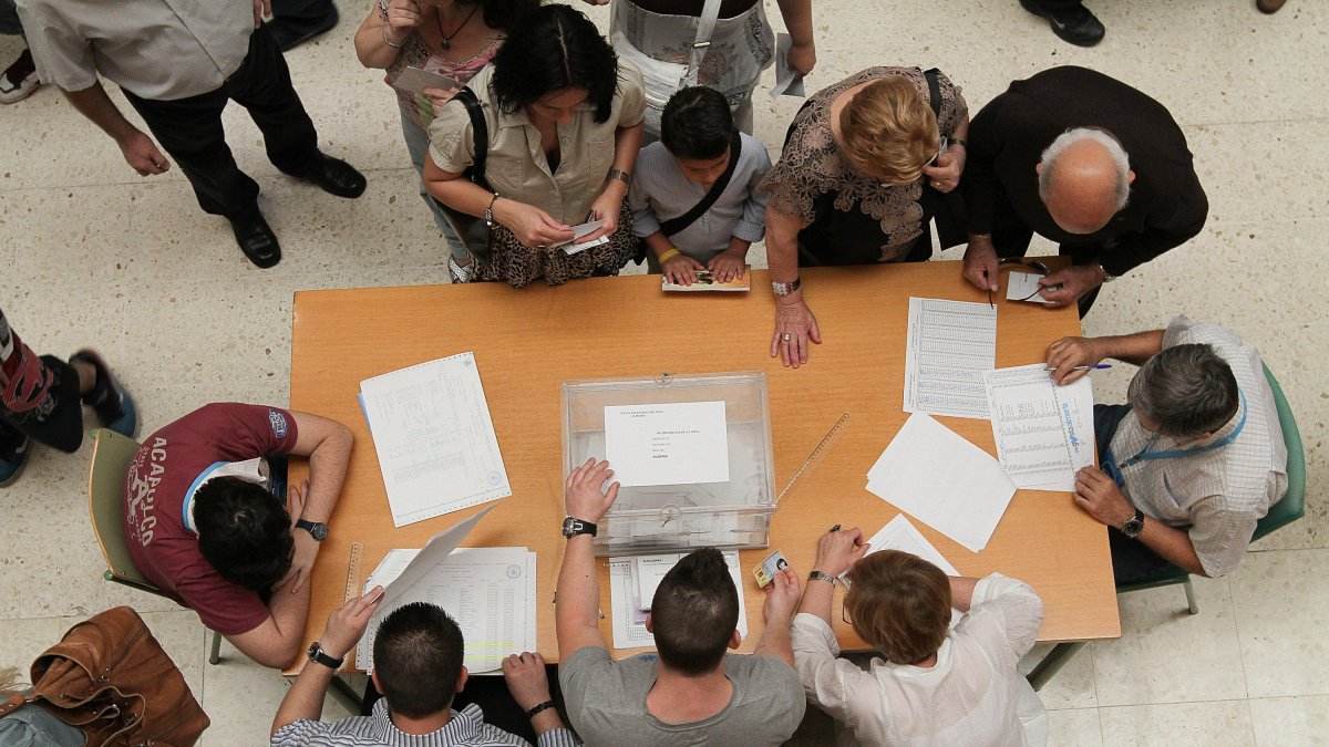 Electores en un colegio de Almería el pasado domingo