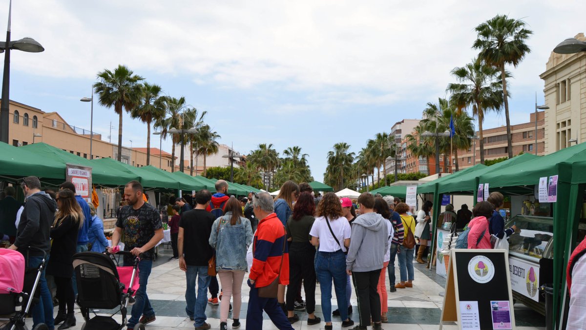 La Rambla ha sido el escenario de la primera Feria vegana.