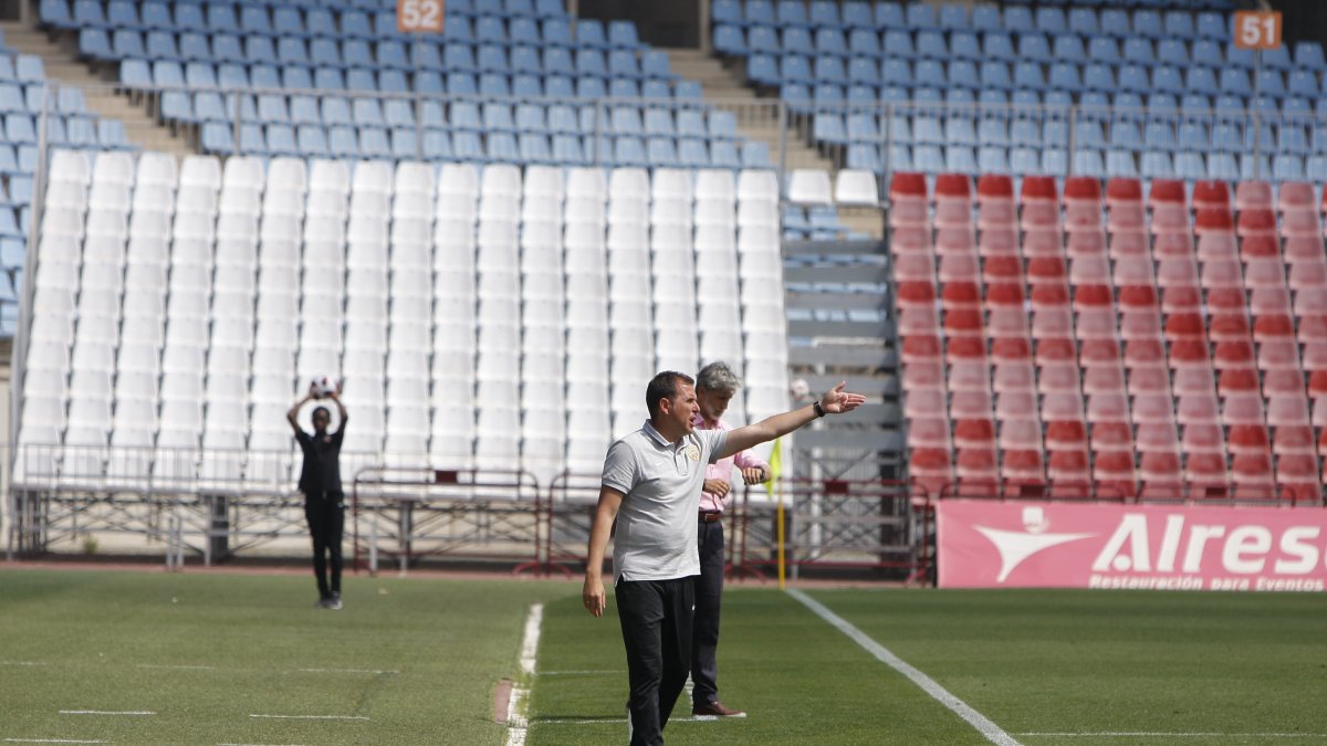 Esteban Navarro, en la banda.