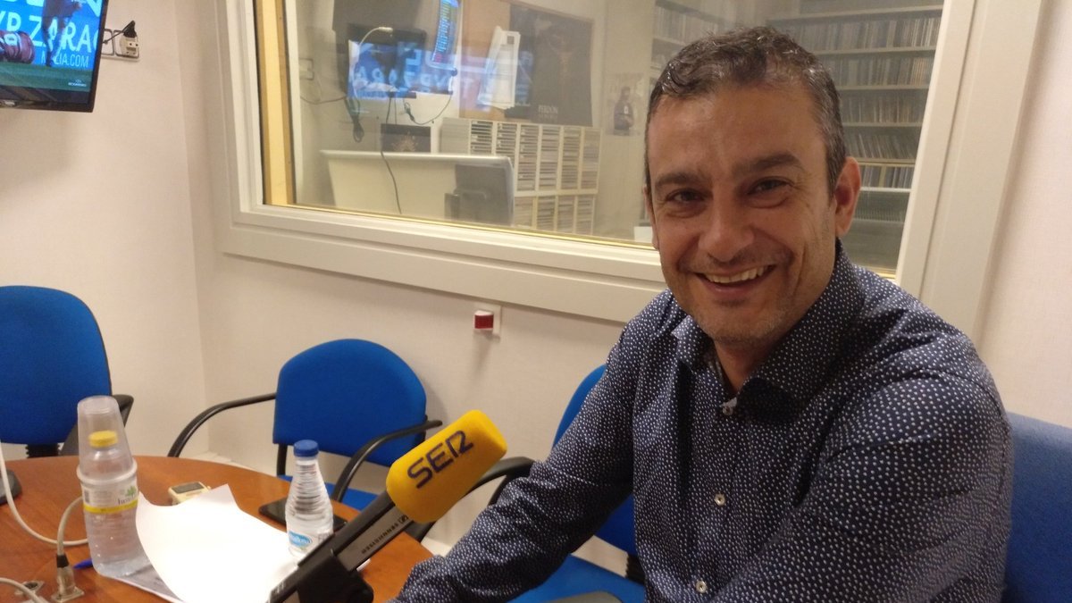 Isra Polo en los estudios de la Cadena SER.