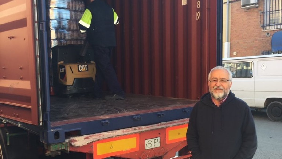 El padre almeriense José Miguel de Haro, ante el contenedor en el que se enviaron hace unos días más de 26.000 kilos de comida con destino Haití.