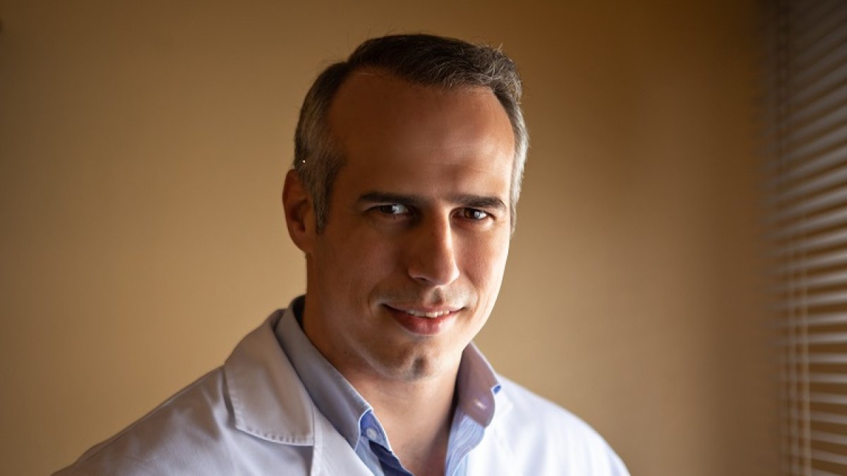 El doctor Guillermo Ford en su consulta.
