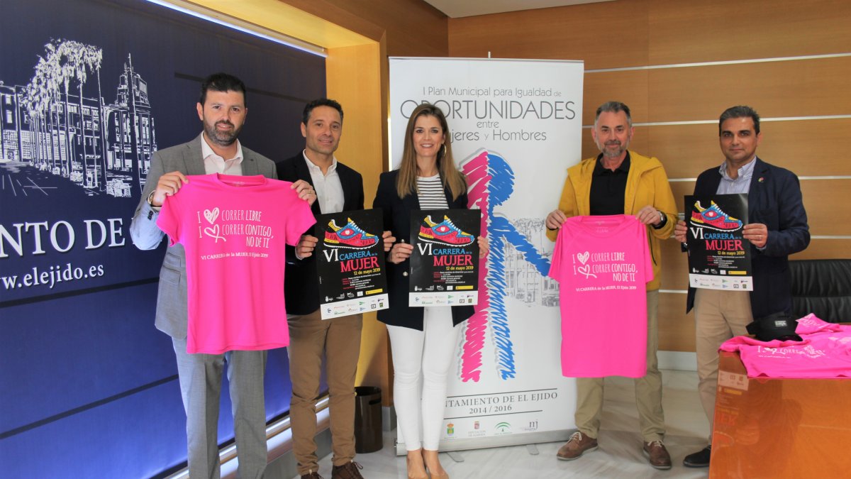 La responsable de Servicios Sociales, Delia Mira, presenta el evento junto a los promotores.