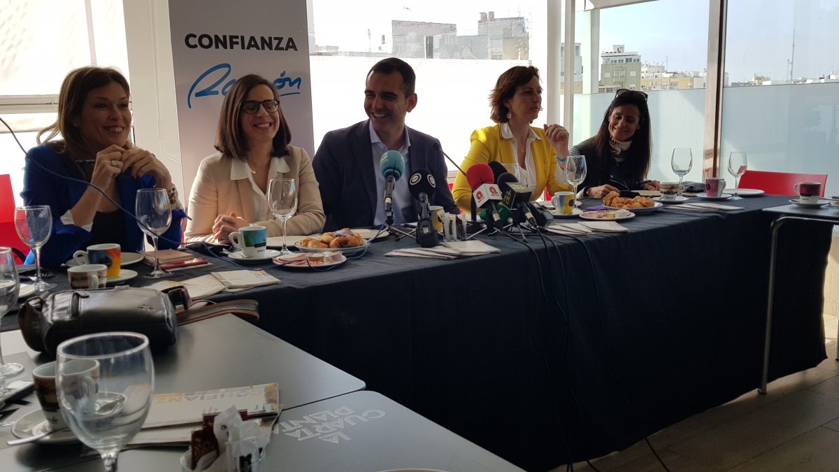 Ramón Fernández-Pacheco acompañado de su equipo.