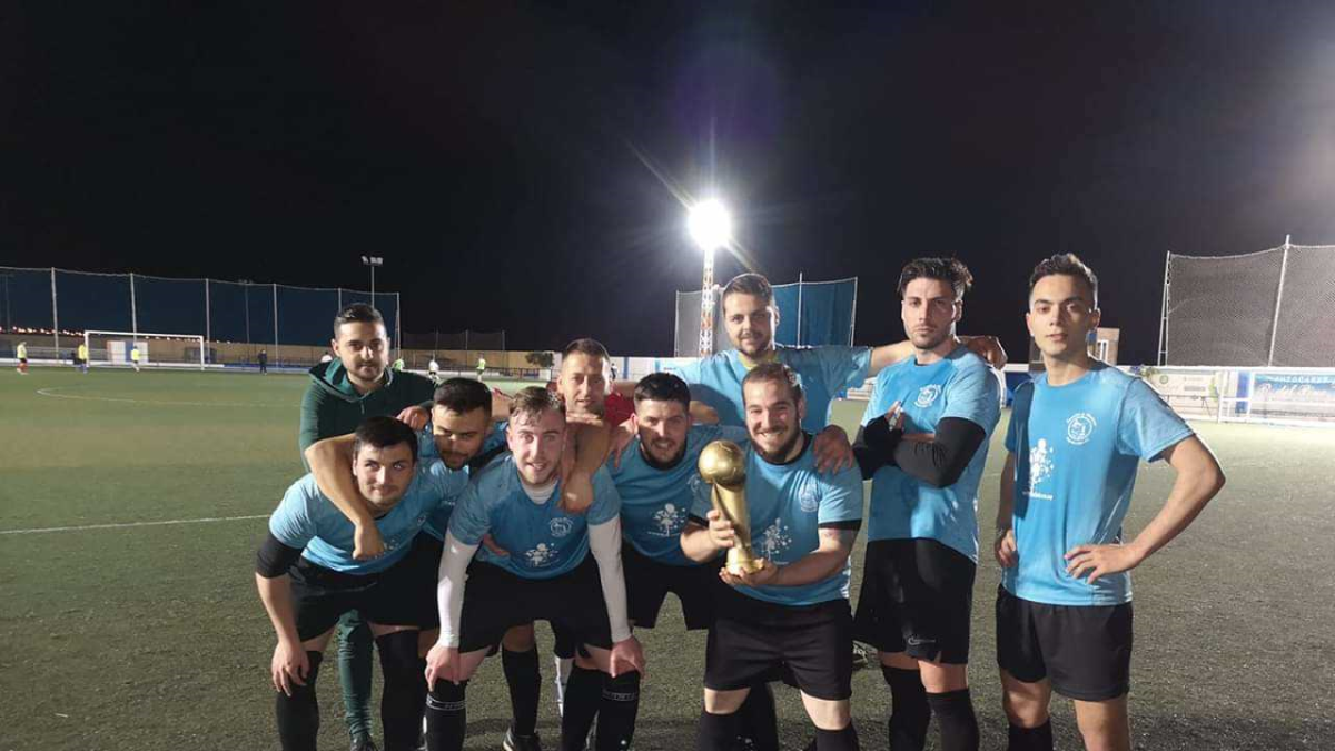 Los ganadores con su trofeo.