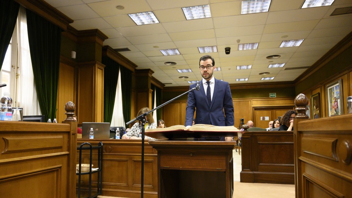El nuevo diputado, Álvaro Izquierdo, toma posesión de su cargo.