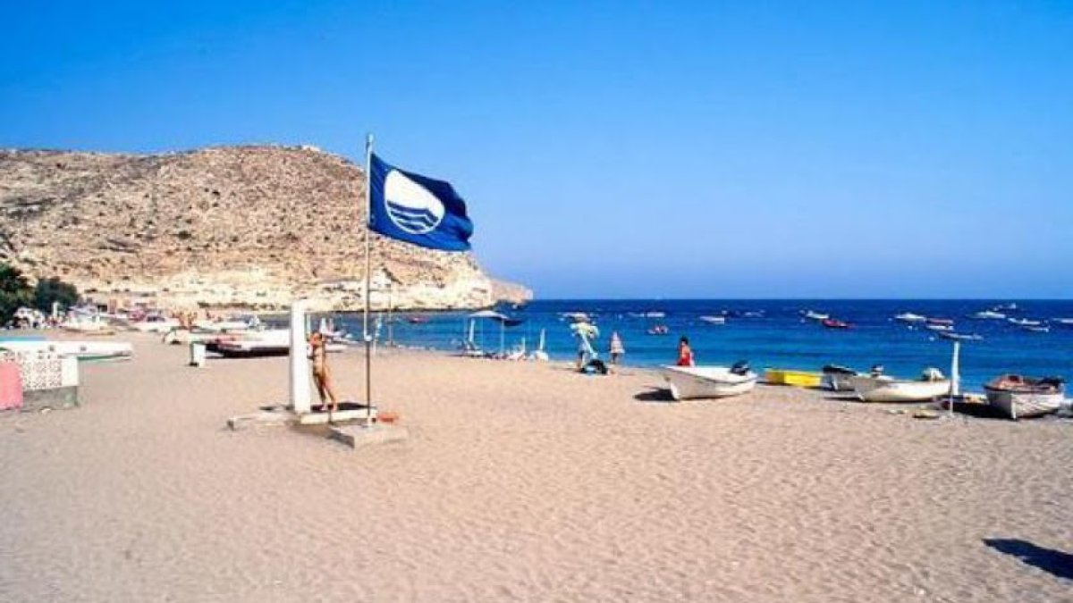 La playa de Aguamarga mantiene la bandera azul.