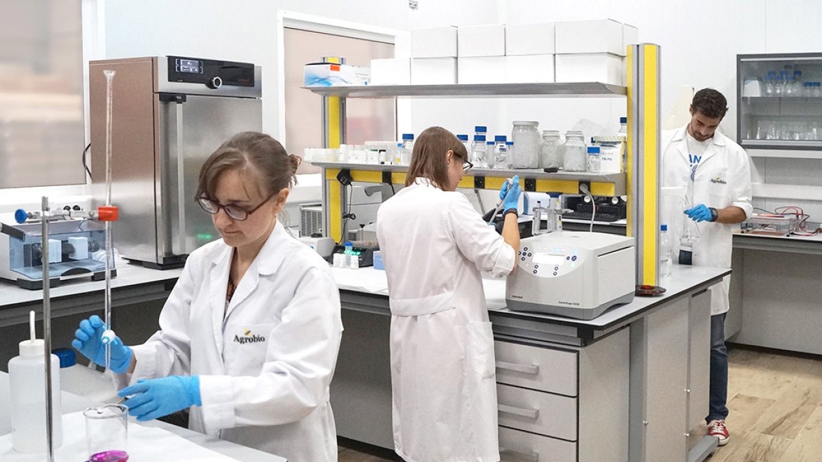 Personal de Agrobío trabajando en las instalaciones